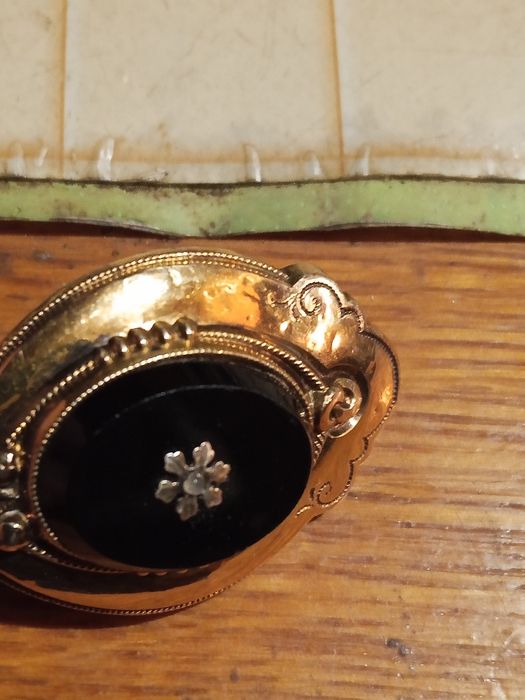 Продам старинную брошь.