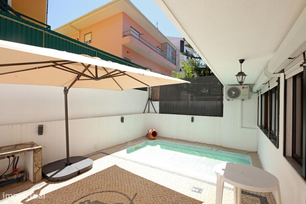 Moradia em banda V4+1 em Vale de Milhaços