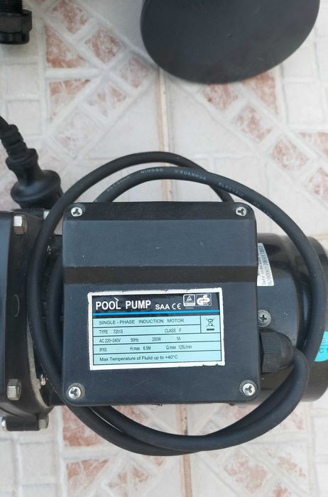 Motor piscina + Cobertura oval 710x475, tudo em bom estado.