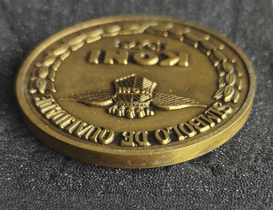 Medalha de mesa vintage KONI (1973) - Símbolo de excelência Lote 351