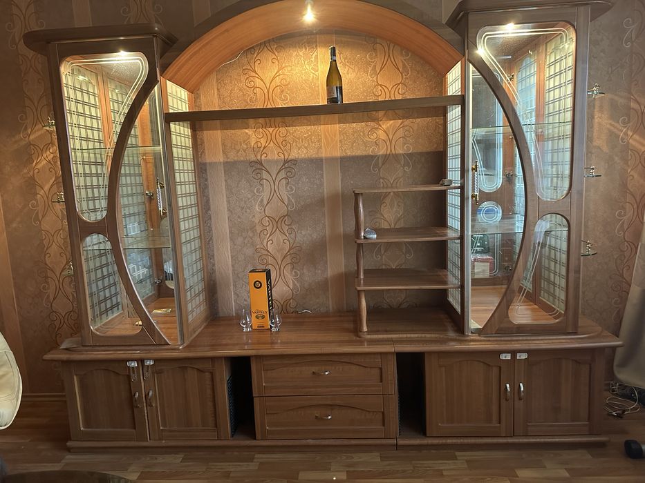 Шкаф ветрина с подсветкой