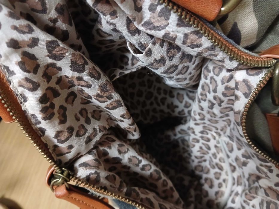 Carteira estilo saco, camuflada, com asa e tira de levar ao ombro