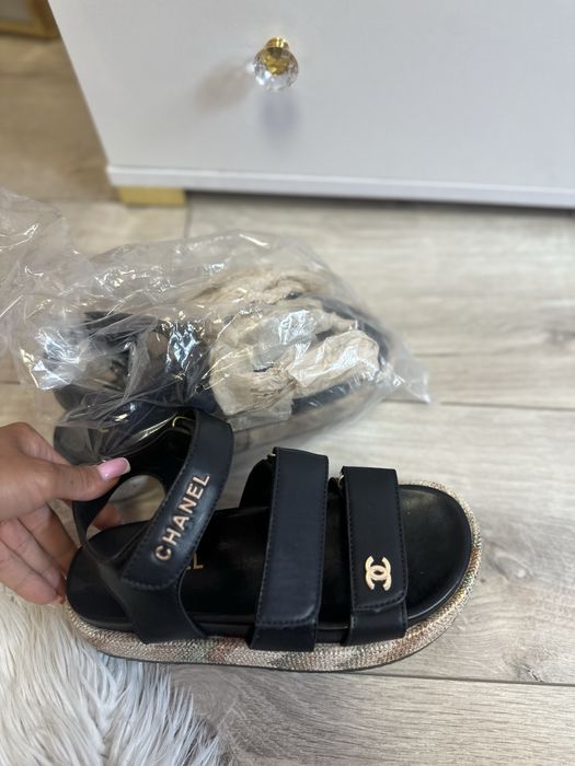 Czarne sandały Chanel na platformie