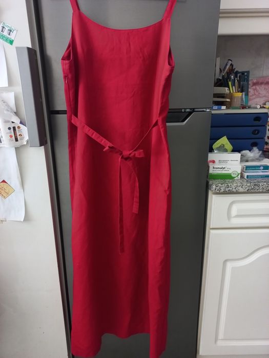 Vestido vermelho comprido com alças e bordados