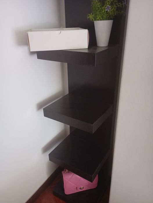 Estante em preto