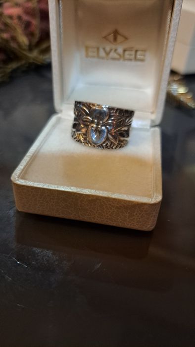 Aneis em prata contrastada.