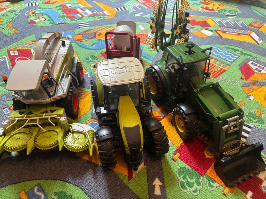 Bruder 2 traktory, sieczkarnia, owijarka, zgrabiarka do siana