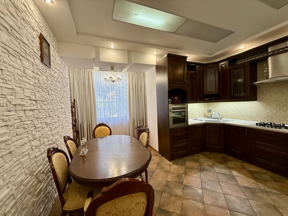 Четырехкомнатная квартира в коттедже на СухомФонтане.Гараж.Автономка.