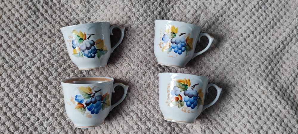 Кувшин с чашками