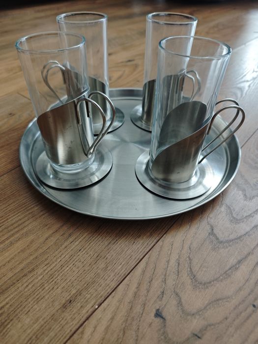 Zestaw czterech wysokich szklanek do latte lub kawy mrożonej