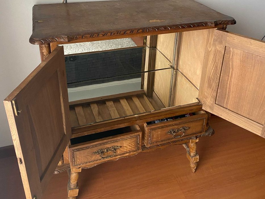 Móvel antigo em madeira