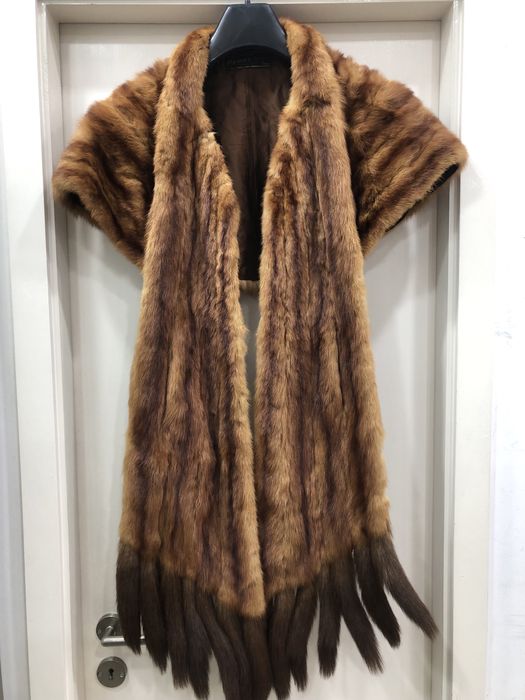 Capa de vison com abas.