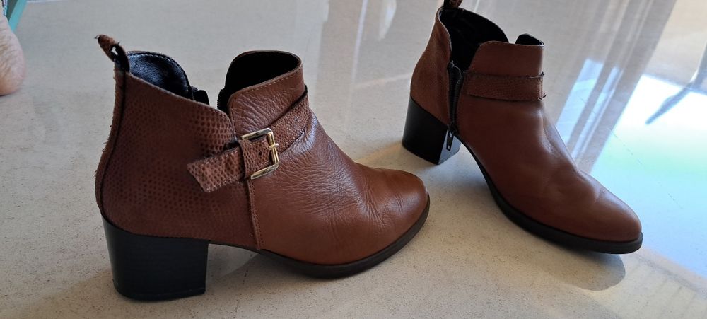Botins em pele camel