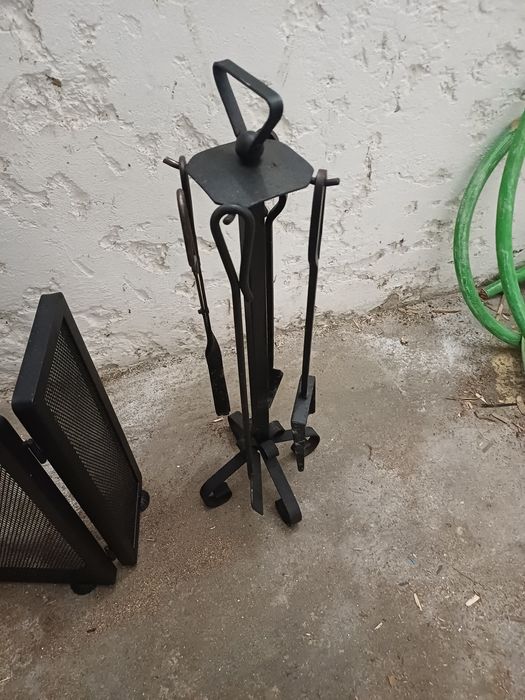 Grelha e ferramentas de lareira