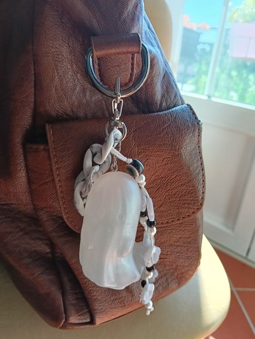 Bag charm artesanal fantasma