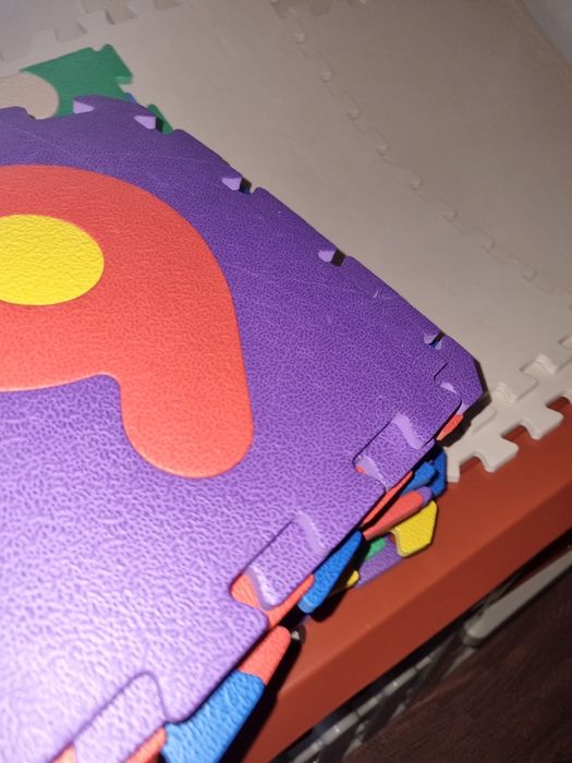 Vendo puzzle de criança