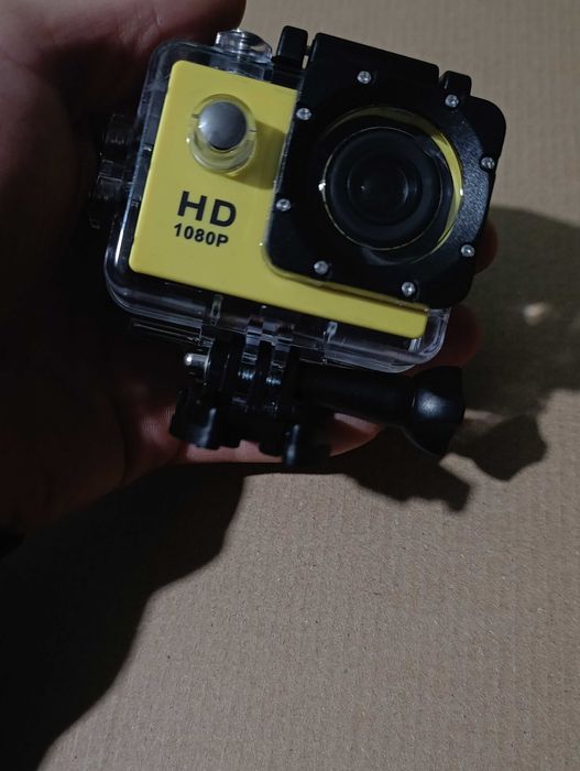 Екшн камера з кріпленням. На шолом