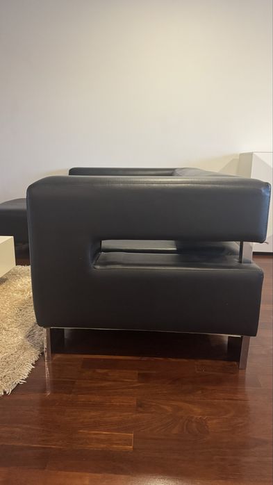 Sofá preto em pele com chaise longue