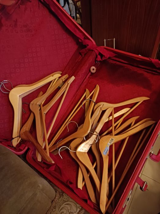 Vários cabides em madeira.