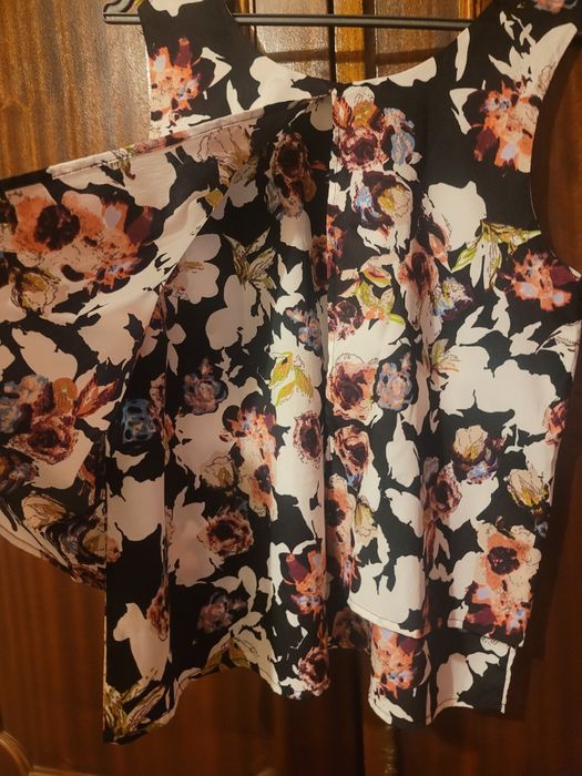 Blusa com padrão flores da Tiffosi.