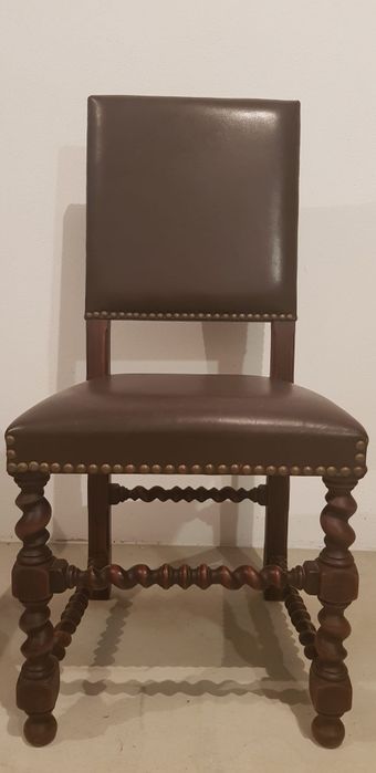 Mesa de jantar em madeira maciça com 4 cadeiras