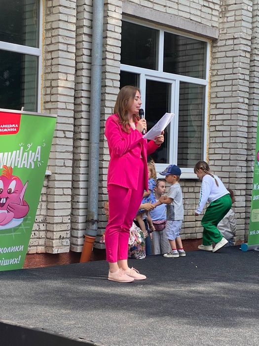 Ведуча ваших заходів (в наявності апаратура для проведення свята)