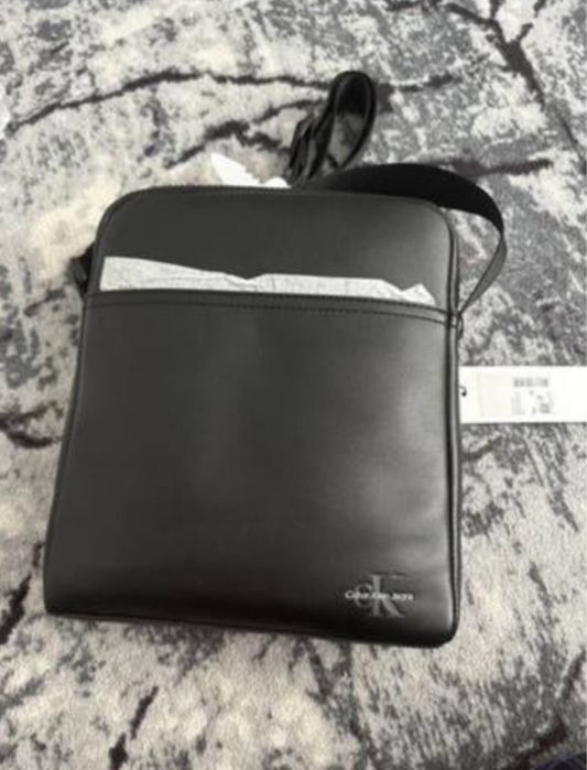 Эта мужская сумка-планшет — модель Calvin Klein Jeans