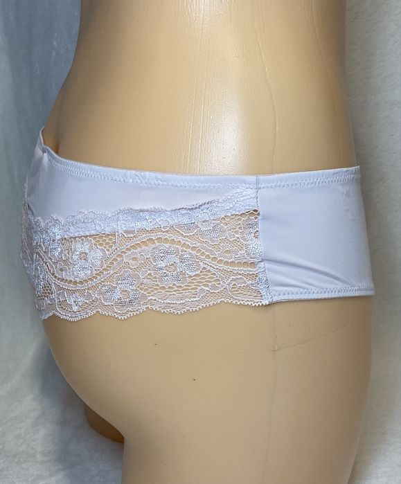 Triumph Nowe majtki Lovely Micro Brazilian String 40/L jasny róż z koronką
