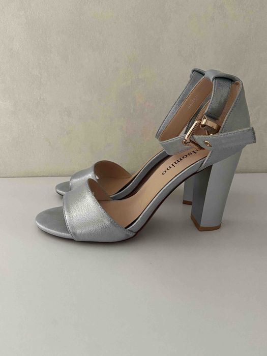 Продам шкіряні туфлі на каблуку 39 розмір