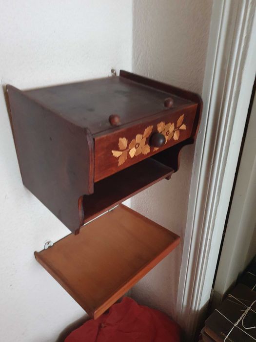 Навісна полиця у передпокій