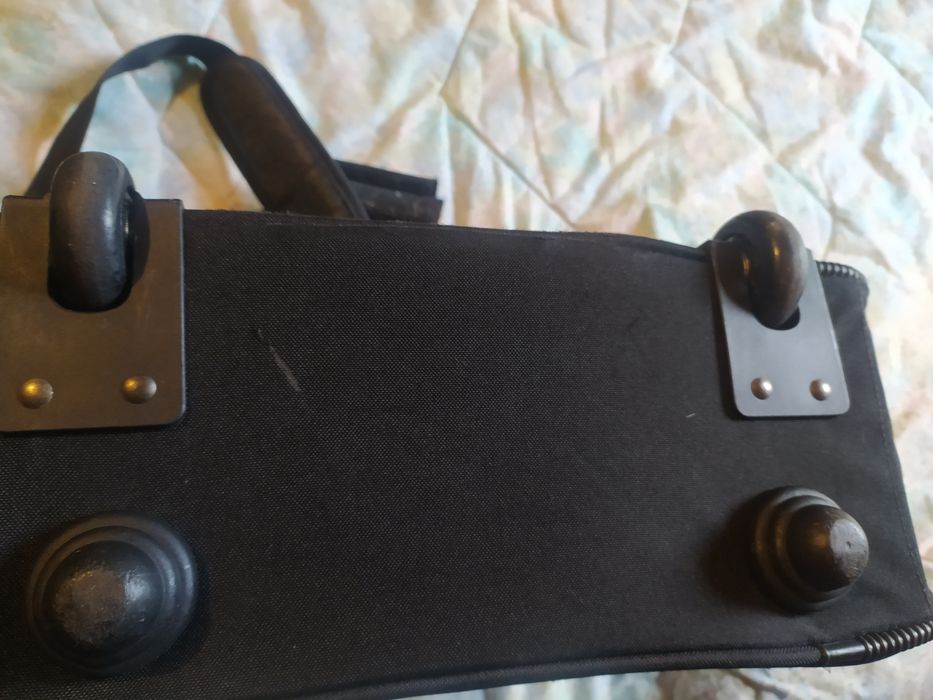 Сумка кейс на колёсах с выдвижной ручкой.