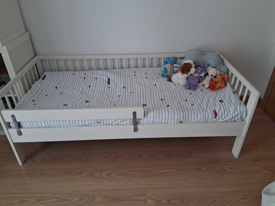 Cama infantil branca com colchão