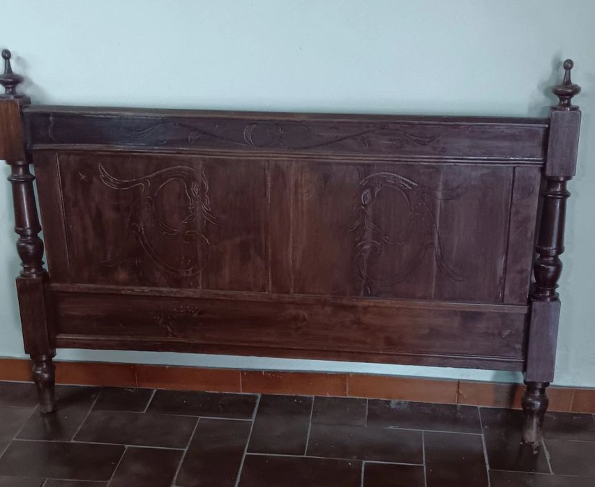 Cama antiga  de casal muito bonita, toda trabalhada, cabeceira e pés.