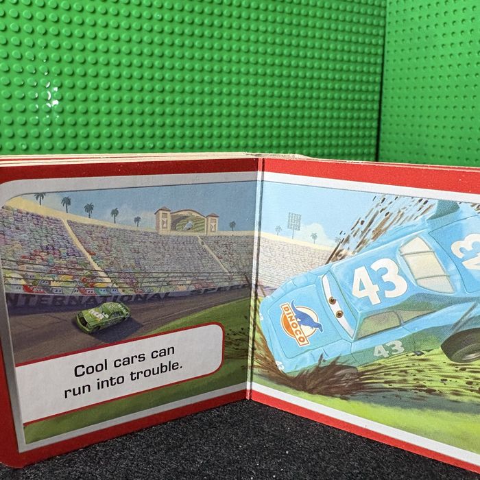 металлические машинки и карточки по мотивам мультфильма «Тачки»