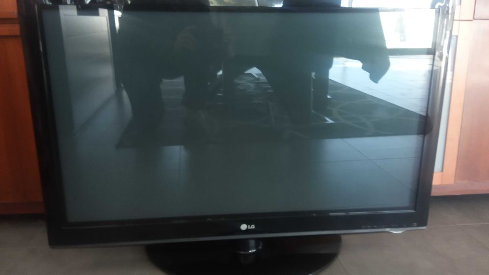 Sofá cama com oferta de TV LG 42" (108 cms)