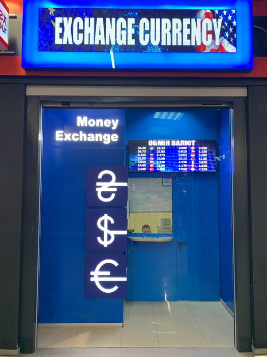 Обмен валют, обменка, пункт обмена валют, касса, капсула, броне двери