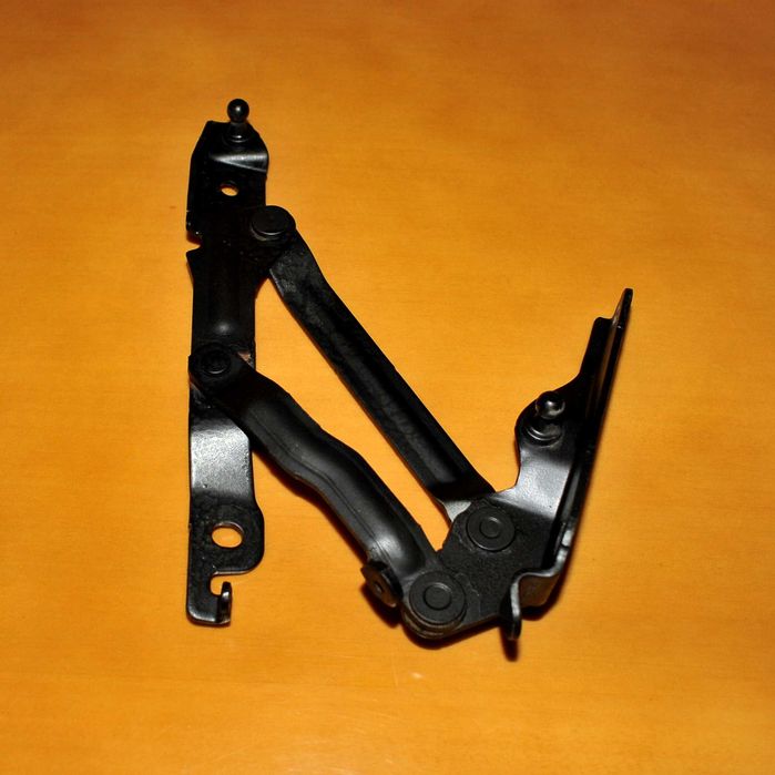 Петля ЛЕВАЯ крышки багажника Мазда 3 ВК 2003-2008 г.в. ОРИГИНАЛ