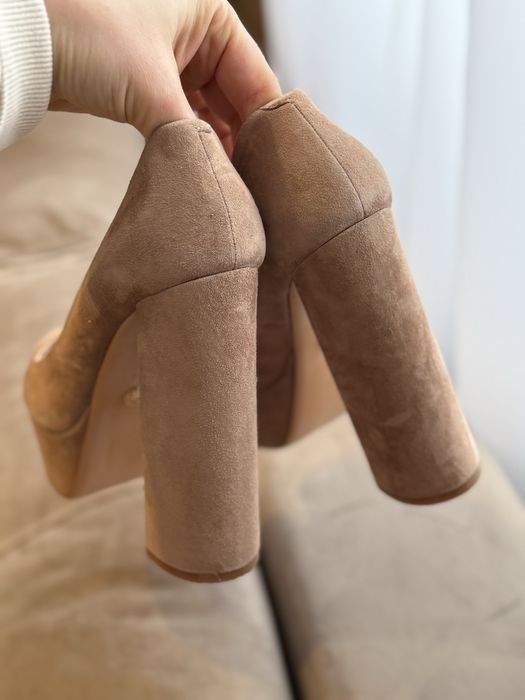 Високі туфлі бренд attizzare