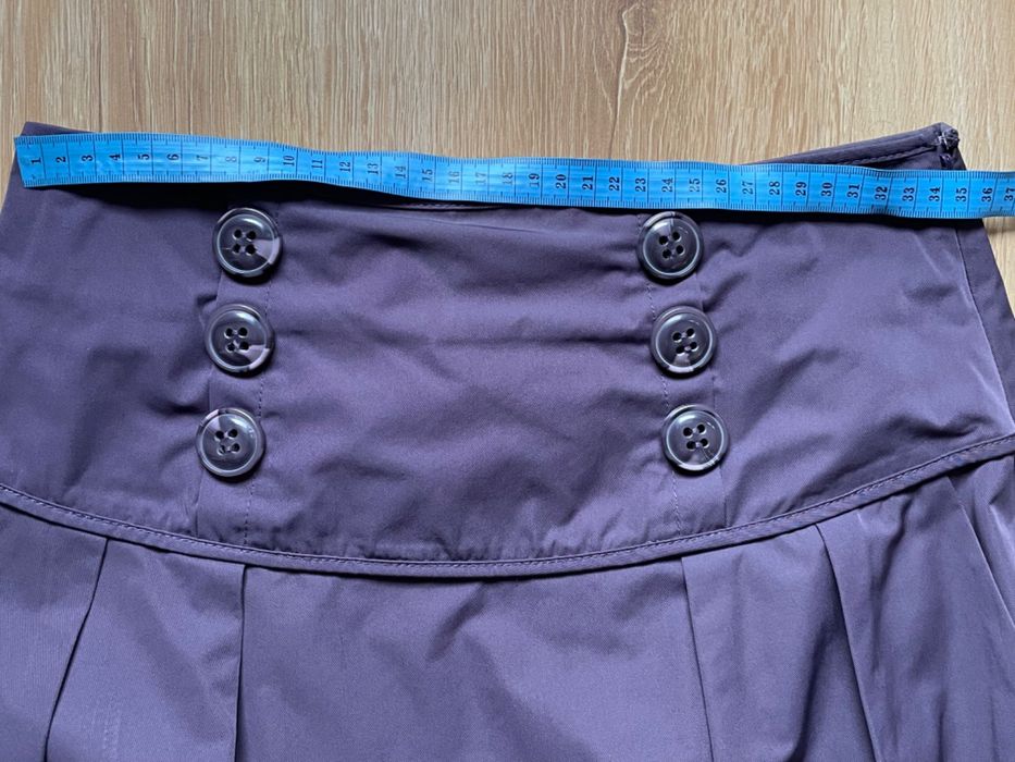 Krótka spódniczka dopasowana do kolan bombka