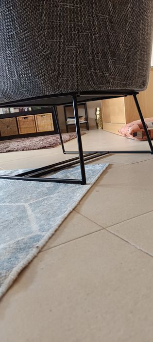 Cadeirão com pés em metal