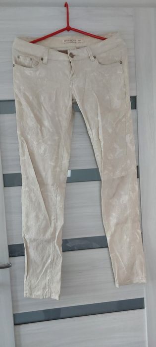 Spodnie z materiału M L biodrowki rurki kremowe resalsa