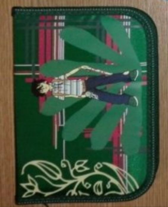 Шкільне приладдя: пенали олівці фломастери щоденники