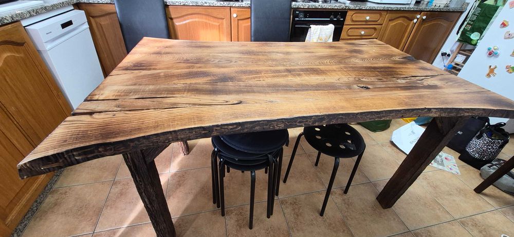 Mesa em madeira maciça