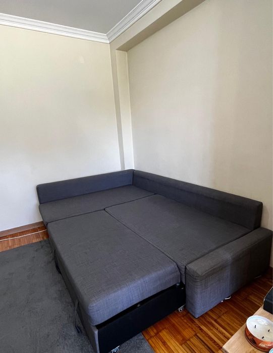 Sofá cama com baú.