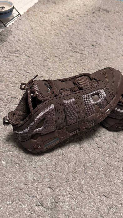 NIKE AIR MORE UPTEMPO LOW - Sneakersy niskie - brązowy