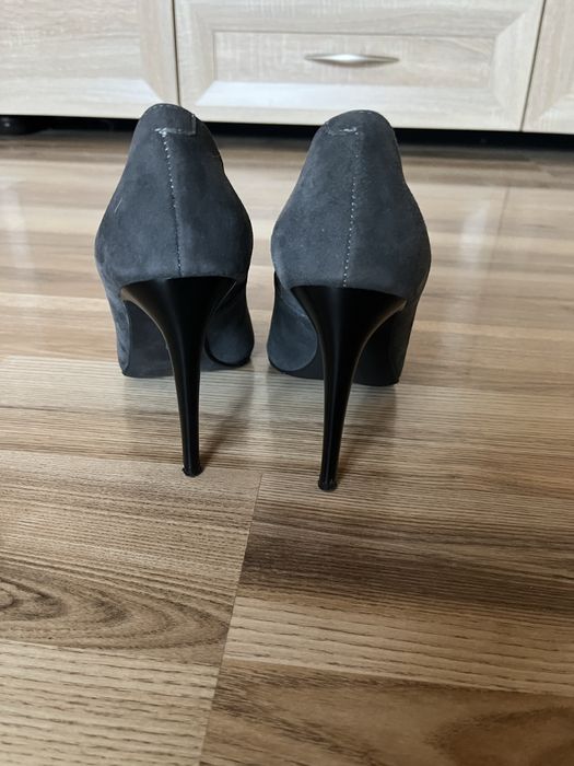 Szare szpilki skórzane 36