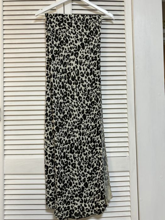 Bardzo duzy szal,czarno-bialy,panterka,uzywany