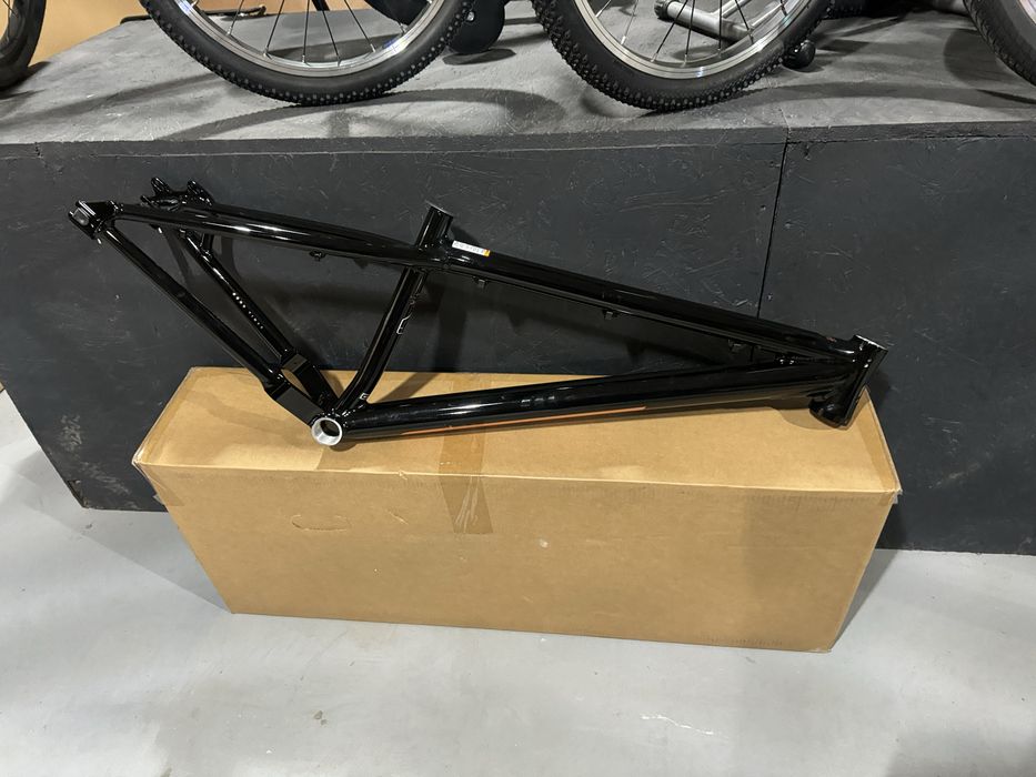Nowa rama Dirt 26 GT Labomba czarno-zlota