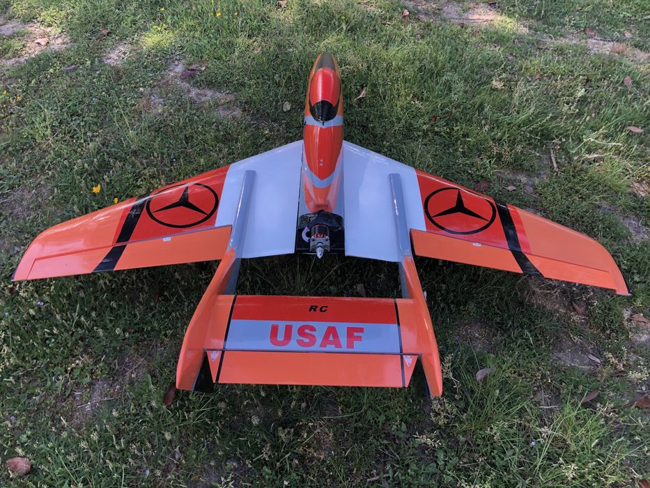 Aviao RC Jato BobCat 52 fibra e balsa eléctrico ou combustao