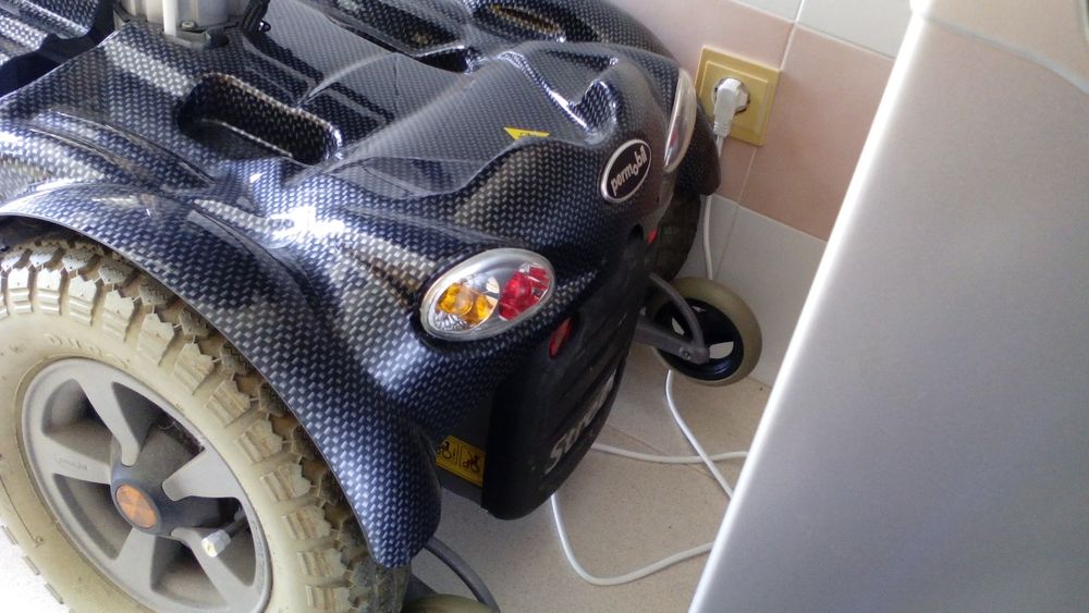 Vendo cadeira de rodas eletrica